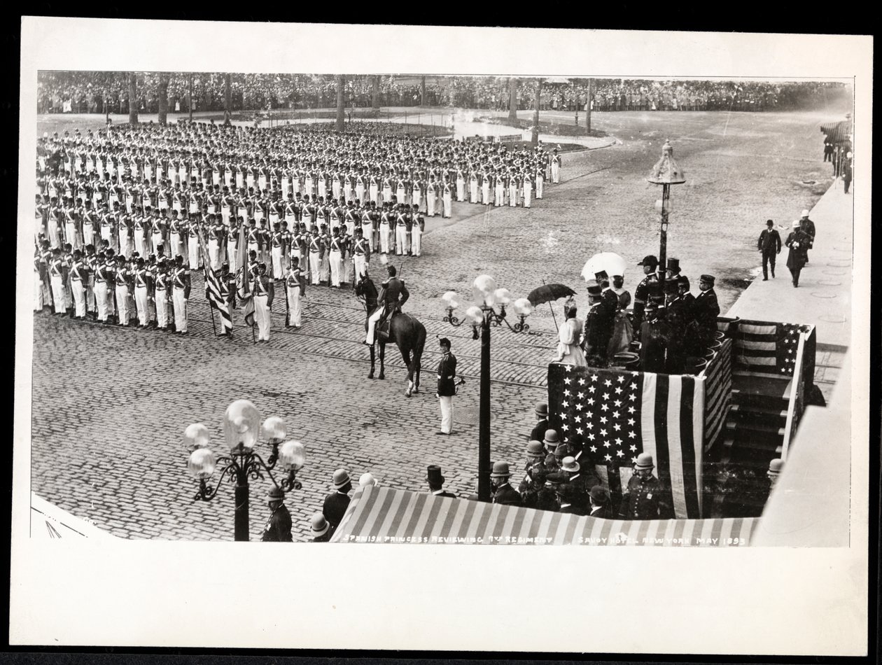Vista, de, princesa, Eulalia, de, espanha, revisar, a, 7º regimento, marchando, em, a, columbus, celebração, parada, em, a, savoy, hotel, nova iorque, 1899, (silver, gelatin, print) de Byron Company