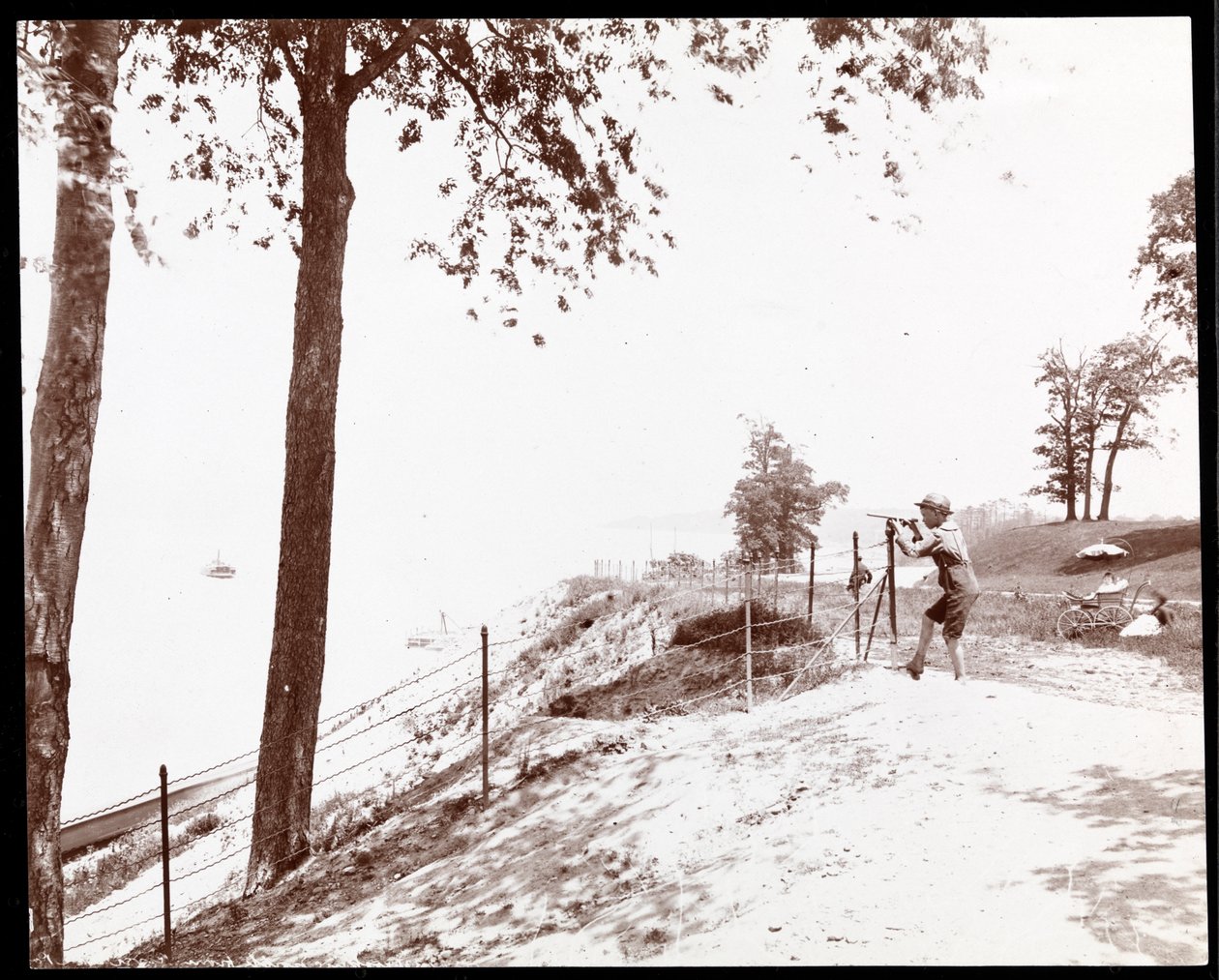 Vista, de, um, menino, com, um, spyglass, olhar, a, rio hudson, de, parque beira-rio, nova iorque, (silver, gelatin, print) de Byron Company