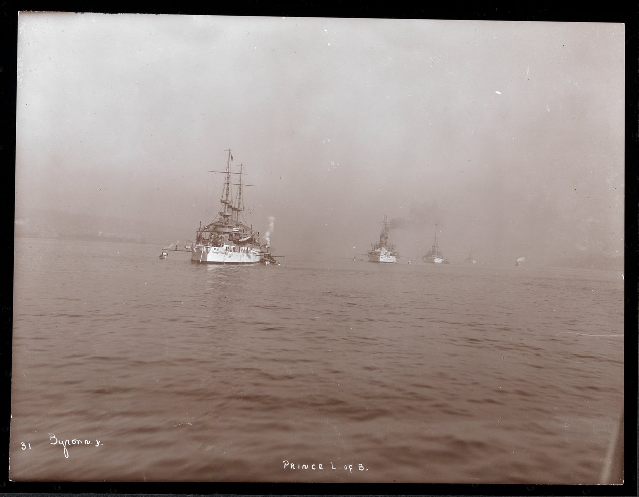 Vista de uma caravana de navios de guerra dos EUA no rio Hudson no nevoeiro durante a visita do Príncipe Luís de Battenberg, 1905 (impressão de gelatina de prata) de Byron Company