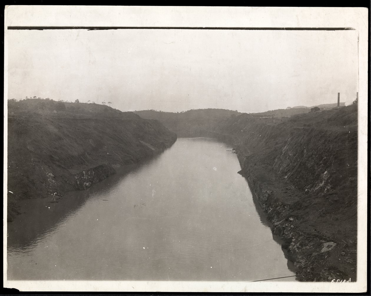 Vista de uma parte recentemente escavada do Canal do Panamá durante a construção, 1912 ou 1913 (impressão de gelatina de prata) de Byron Company