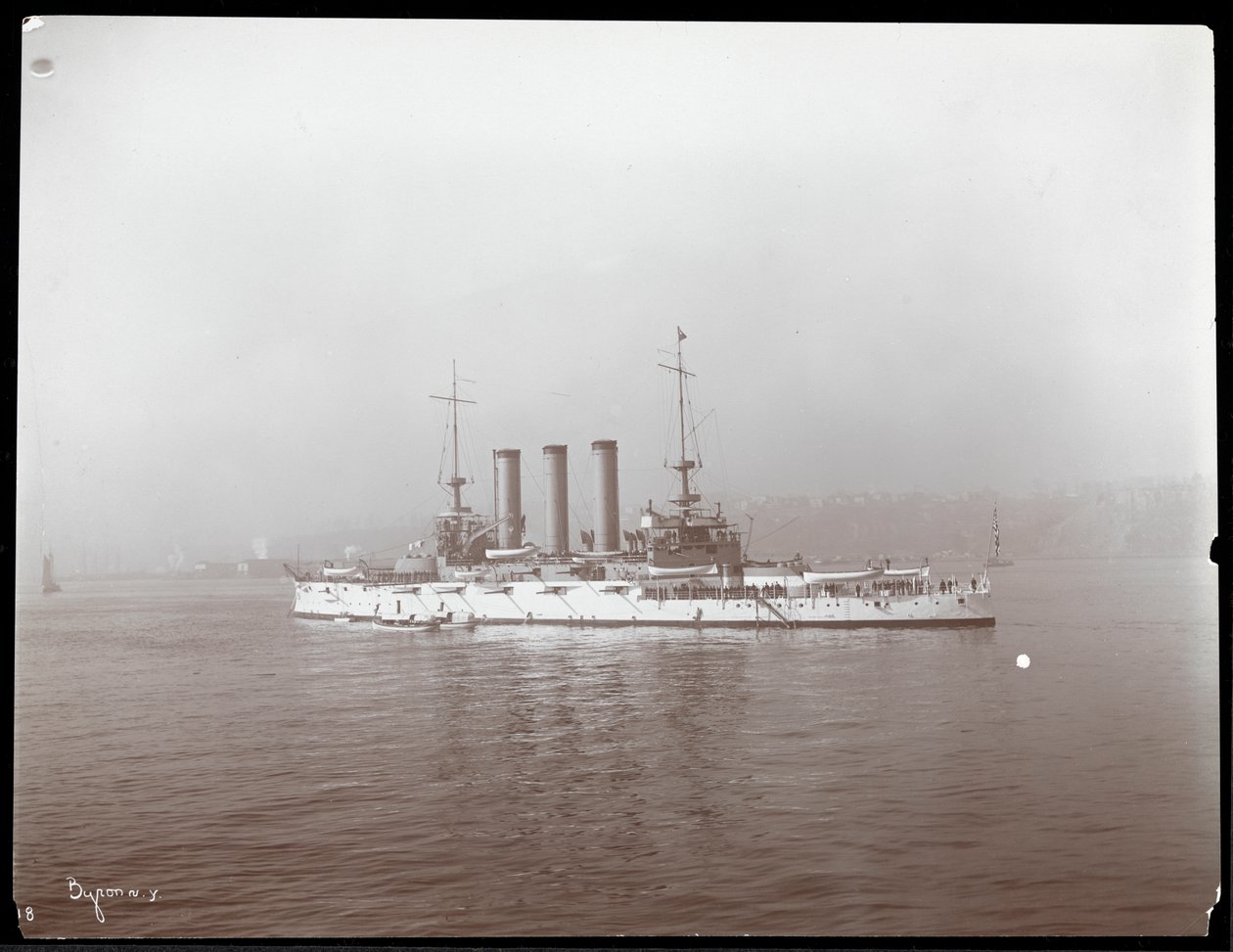 Vista de um navio militar, presumivelmente no rio Hudson perto de West Point após a visita do príncipe Louis de Battenberg, 1905 (impressão de gelatina de prata) de Byron Company