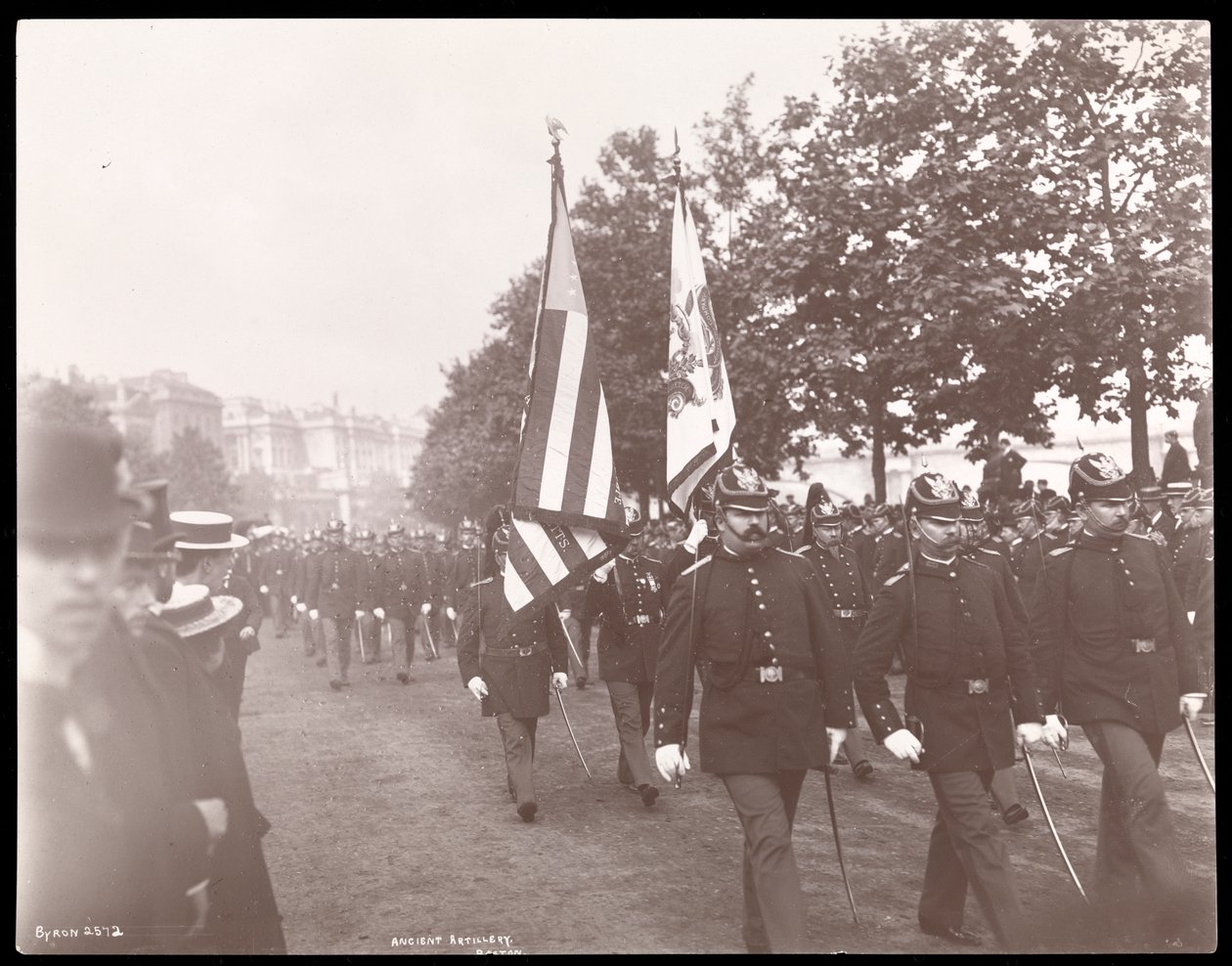 Vista da artilharia antiga de Boston marchando em uma parada em Londres, Inglaterra, 1897 (impressão de gelatina de prata) de Byron Company
