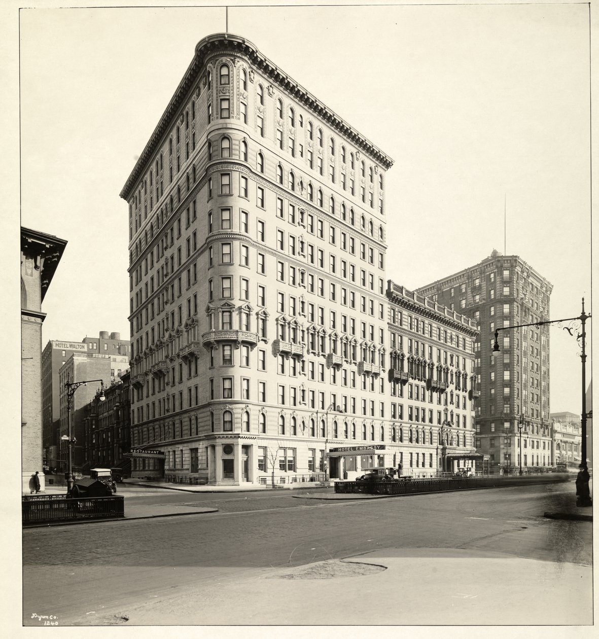 Vista do Hotel Embassy na Broadway e na 70th Street, Nova York, 1921 (impressão em gelatina de prata) de Byron Company