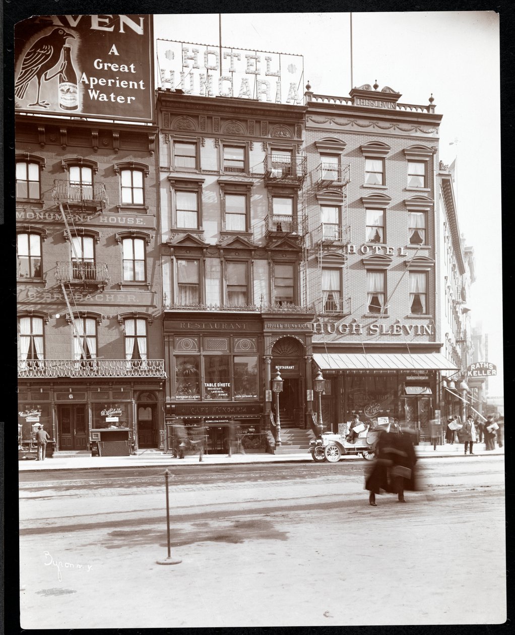 Vista do Hotel Hungaria e do Hotel Hugh Slevin no Union Square East e 14th Street, Nova York, 1905 (impressão em gelatina de prata) de Byron Company