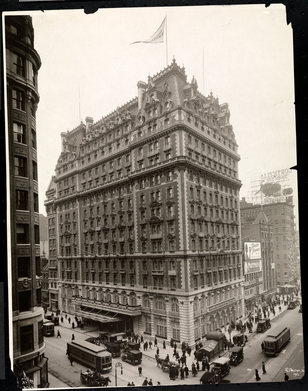 Vista do Hotel Knickerbocker, Broadway e 42nd Street, Nova York, 1912 (impressão em gelatina de prata) de Byron Company