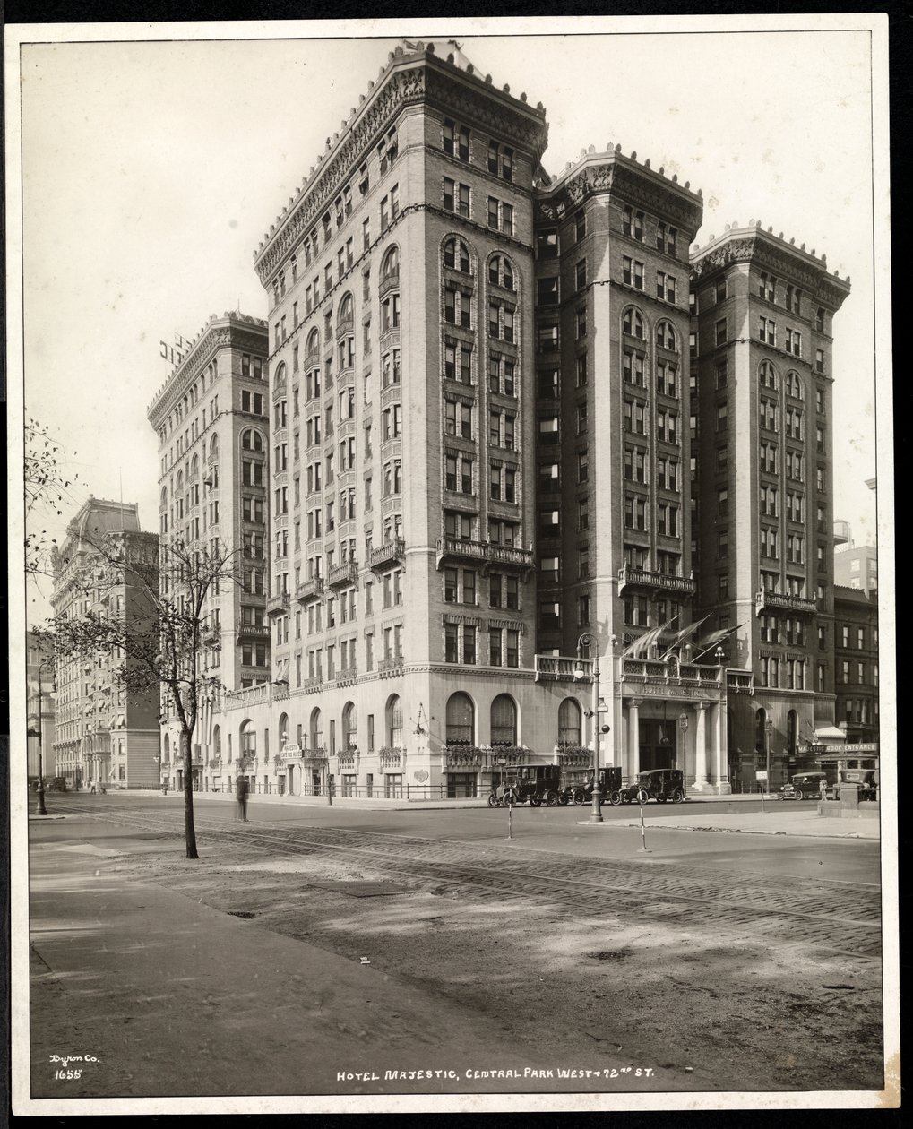 Vista do Hotel Majestic na 72nd Street do outro lado do Central Park West, Nova York, 1920 (impressão em gelatina de prata) de Byron Company