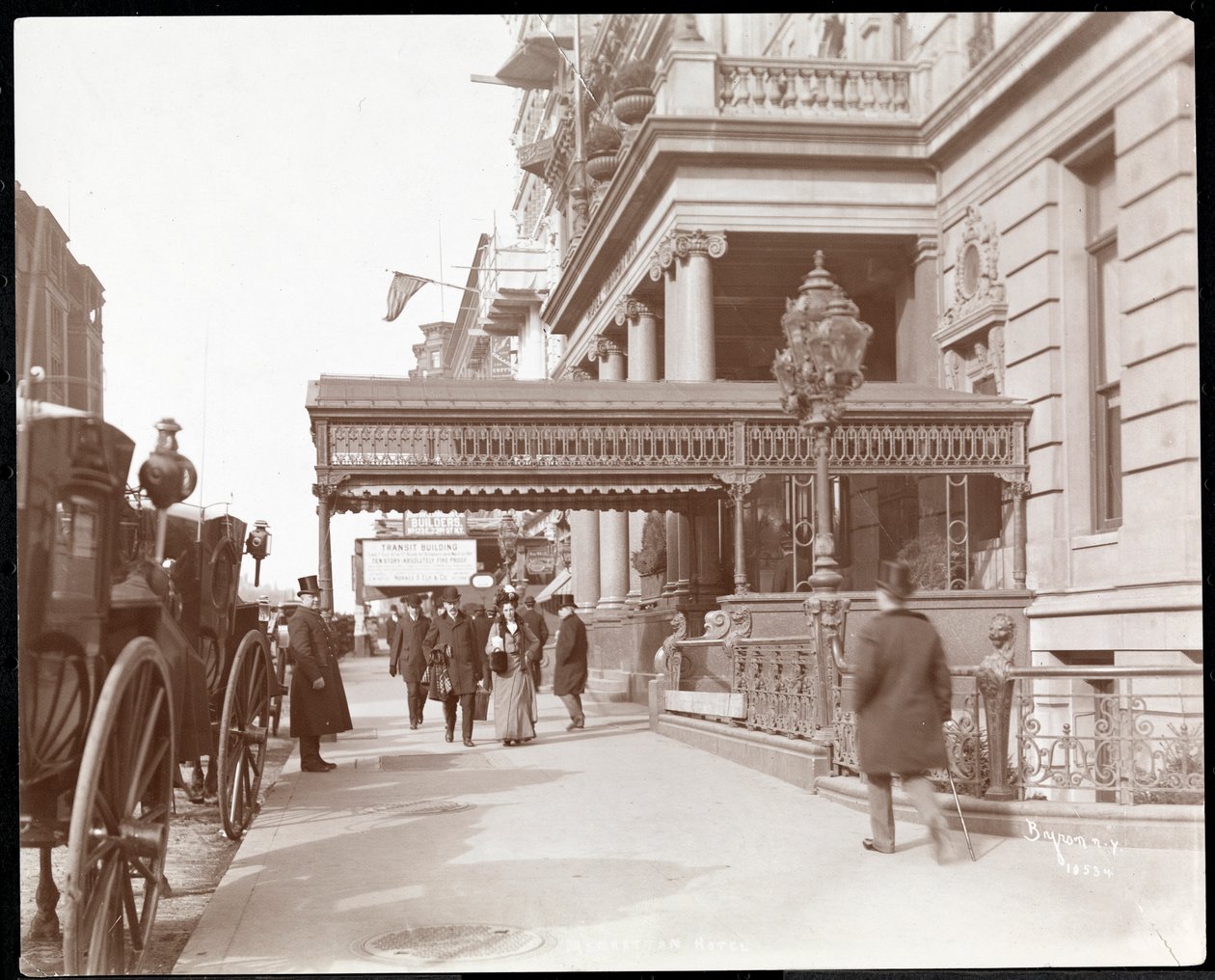 Vista do Hotel Manhattan na 42nd Street e Madison Avenue, Nova York, 1900 ou 1901 (impressão em gelatina de prata) de Byron Company