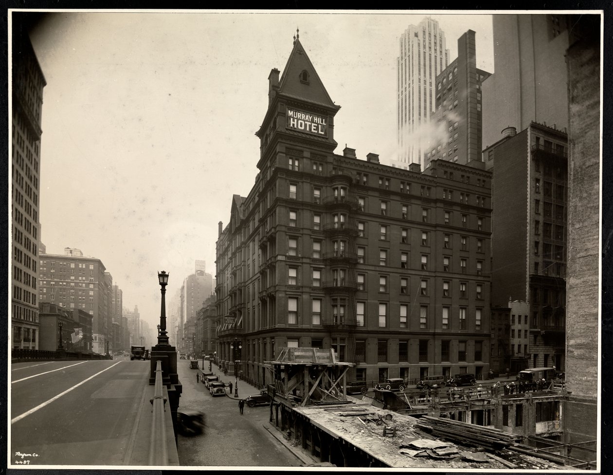 Vista do Murray Hill Hotel, da Park Avenue e da 40th Street, em Nova York, do viaduto Park Avenue, 1931 (impressão em gelatina prateada) de Byron Company