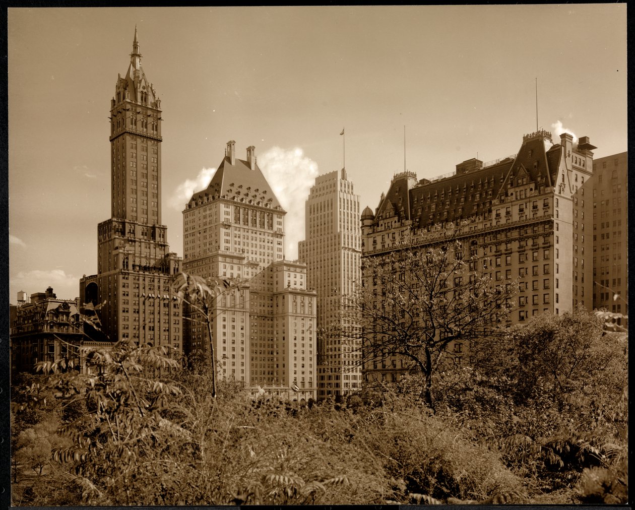 Vista do Hotel Savoy Plaza, 59th Street e Fifth Avenue, Nova York, c.1937 (impressão em gelatina de prata) de Byron Company