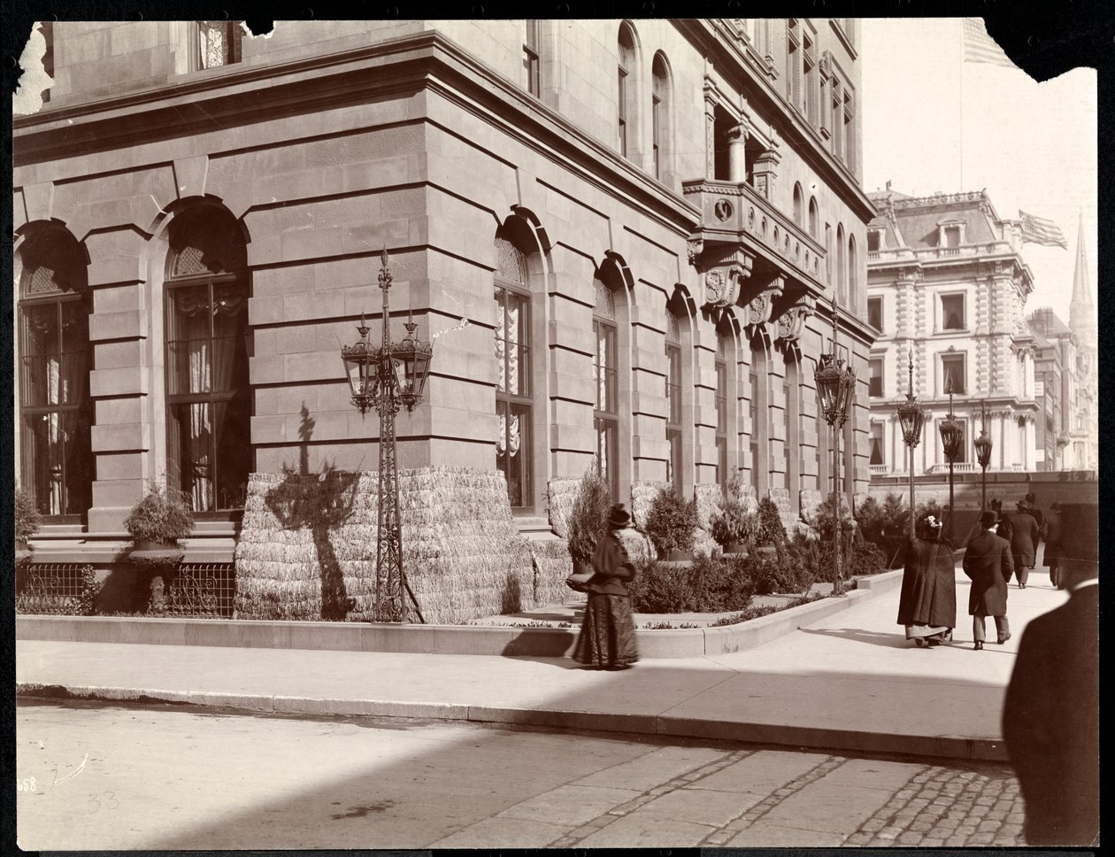 Vista do Waldorf Astoria Hotel e da residência JJ Astor ao longo da 5ª Avenida, na Rua 33 e 34, Nova York, 1895 (impressão em gelatina de prata) de Byron Company