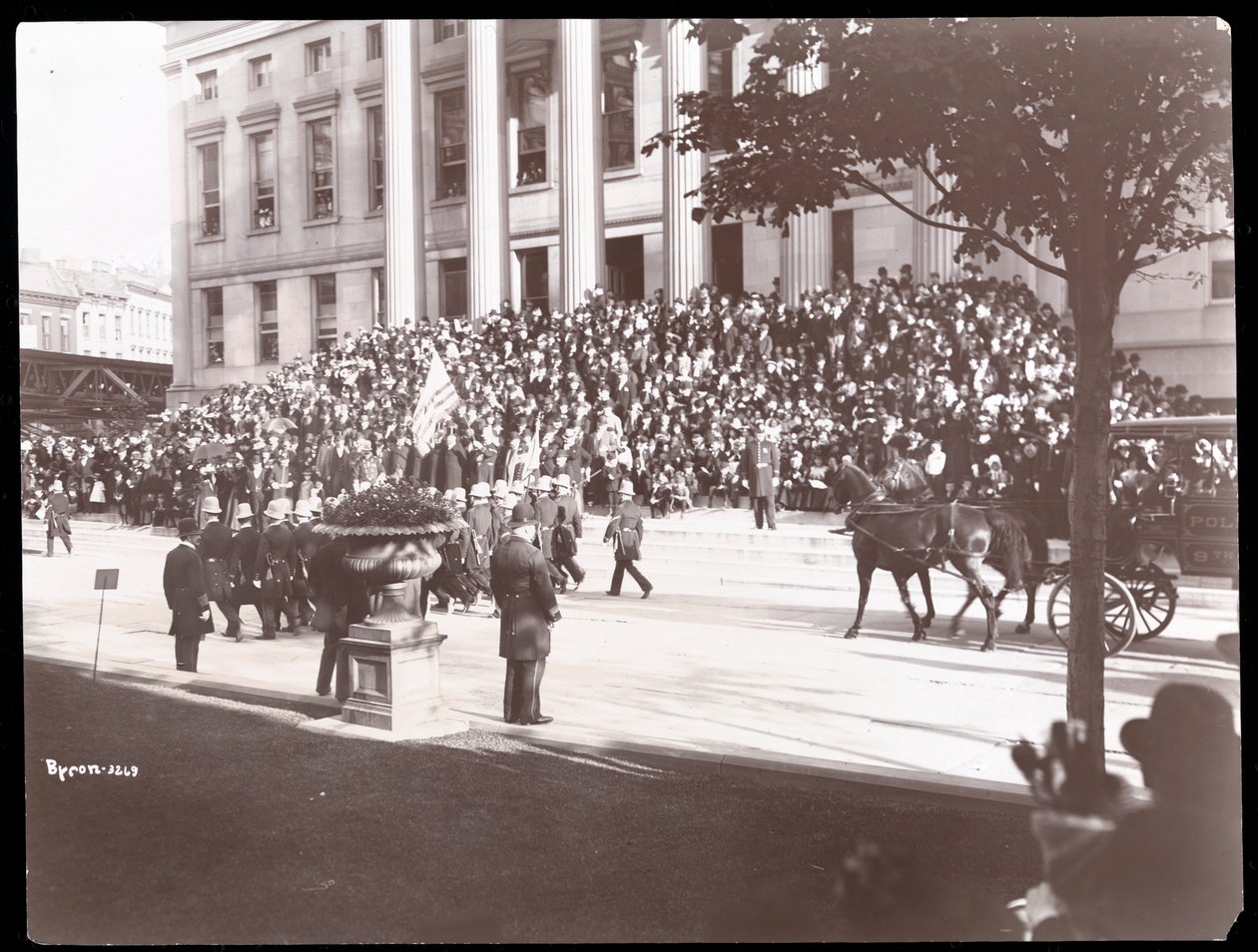 Vista, de, a, torcida, ligado, a, passos, de, brooklyn, cidade, corredor, durante, a, policial brooklyn, parada, 1897, (silver, gelatin, print) de Byron Company