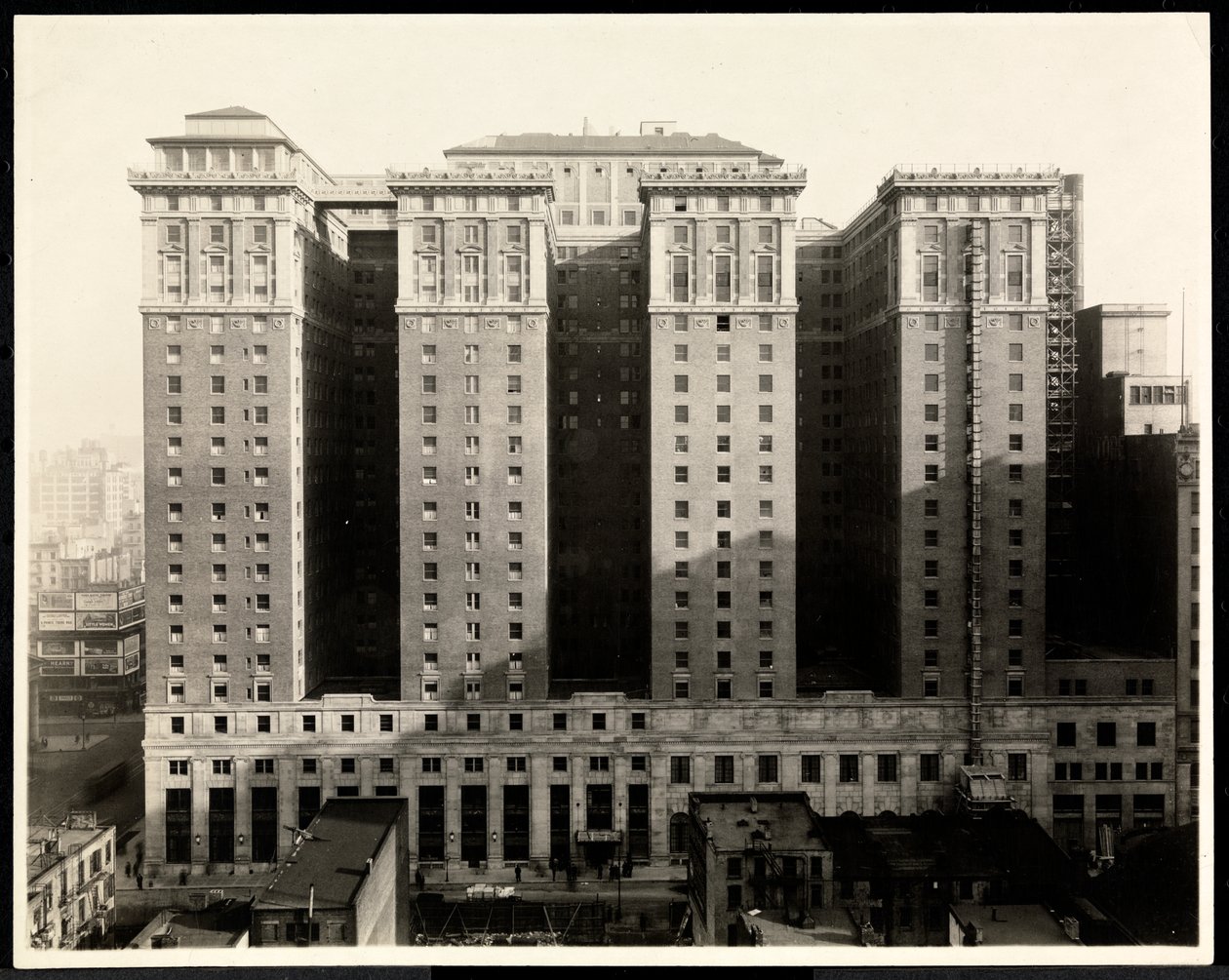 Vista do lado sul do Hotel Pennsylvania, 7th Avenue e 32nd Street, Nova York, 1919 (impressão em gelatina de prata) de Byron Company