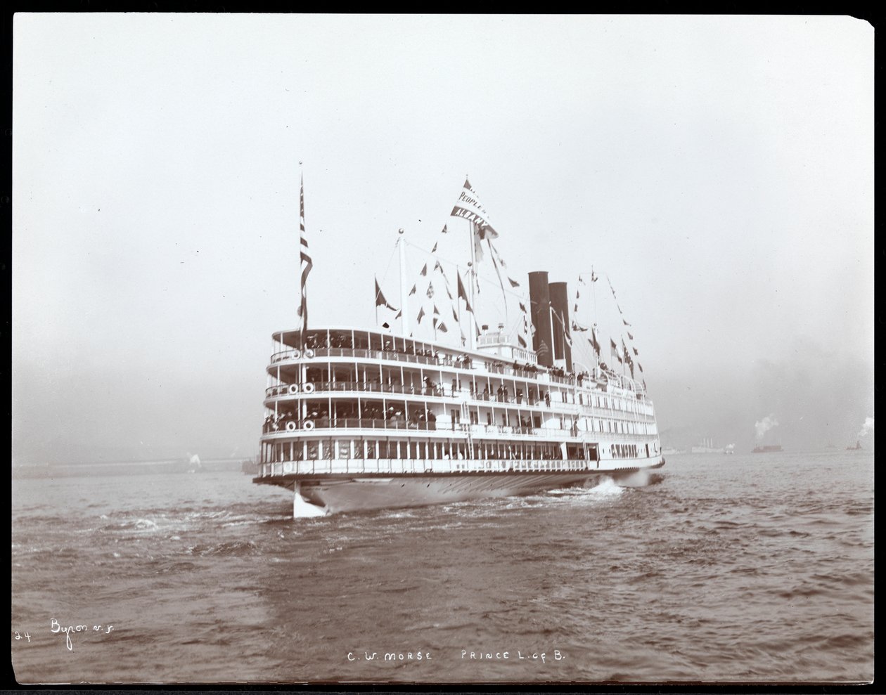 Vista do navio a vapor CW Morse, presumivelmente no rio Hudson perto de West Point após a visita do príncipe Louis de Battenberg, 1905 (impressão de gelatina de prata) de Byron Company
