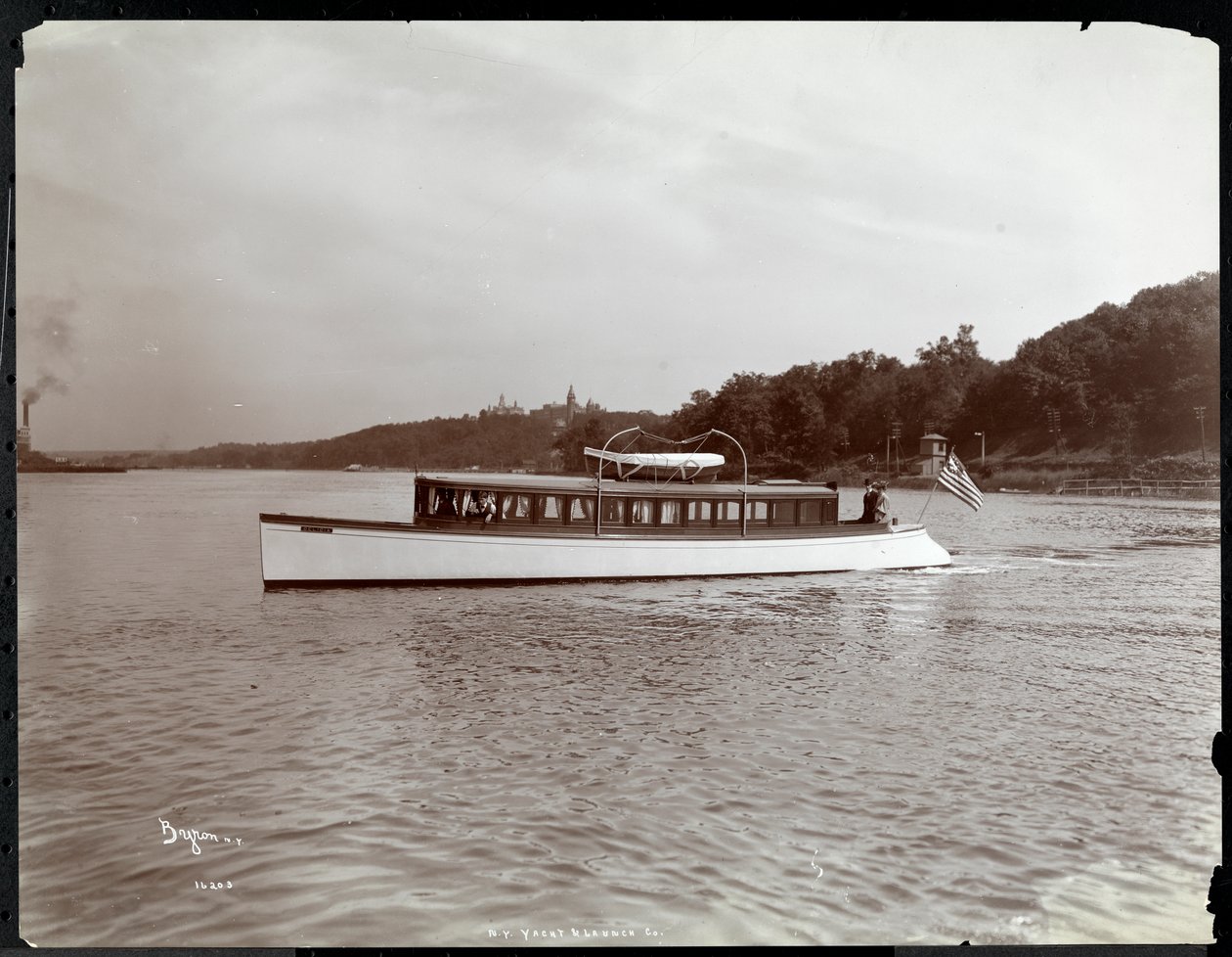 Vista do iate Delicia do iate de Nova York, lançamento und Engine Co. no rio Hudson perto de Morris Heights, Nova Iorque, 1903 (impressão de gelatina de prata) de Byron Company