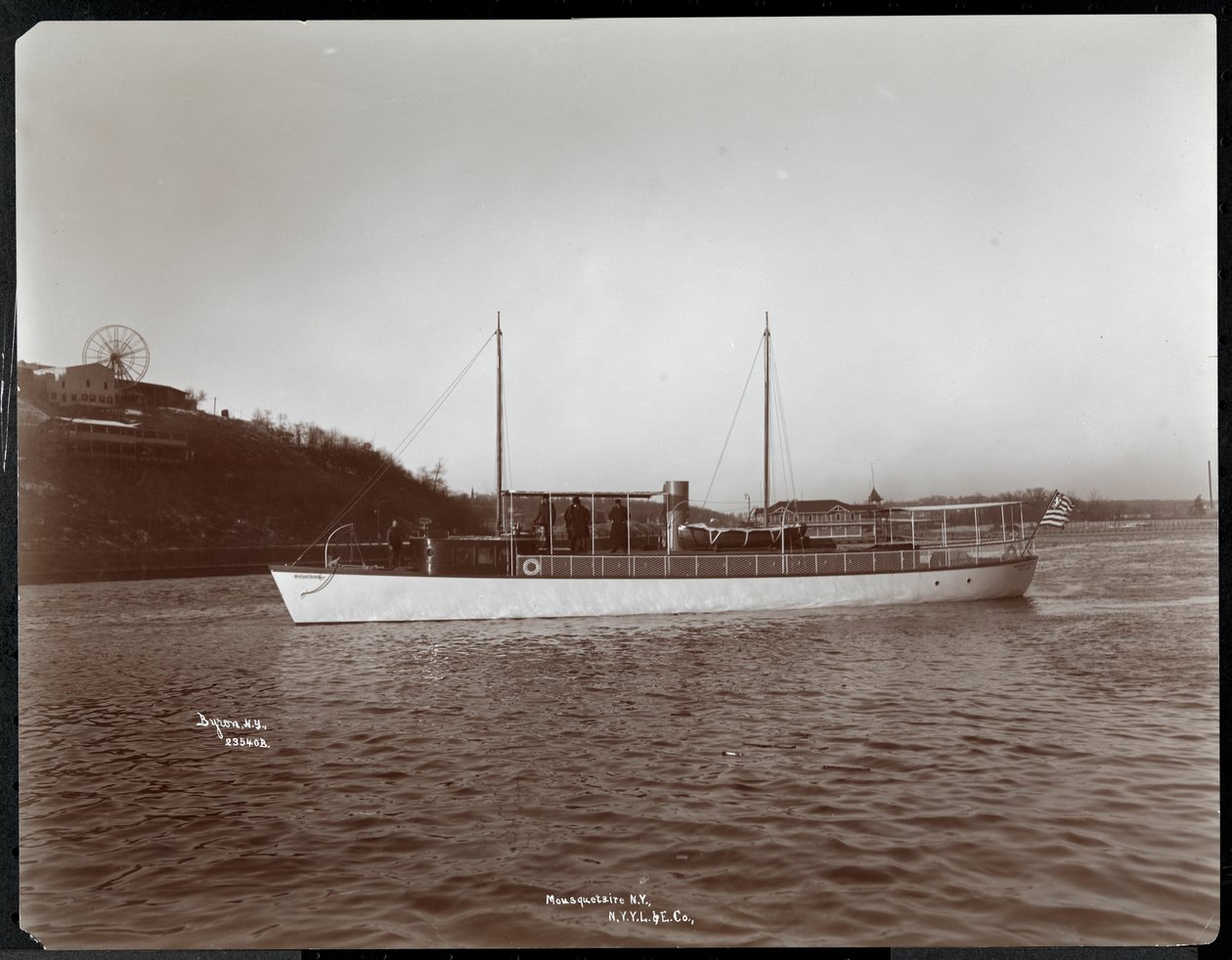 Vista do iate Mousquetaire do iate de Nova York, lançamento und Engine Co. no rio Harlem, Nova York, 1905 de Byron Company