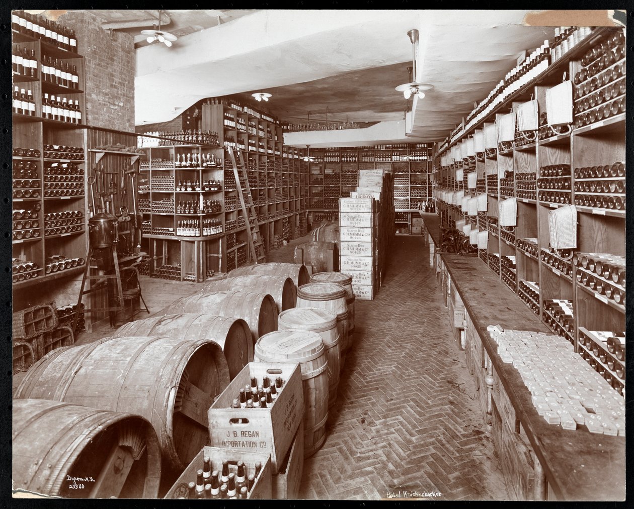 Adega de vinhos no Hotel Knickerbocker, 1906 (impressão em gelatina prateada) de Byron Company
