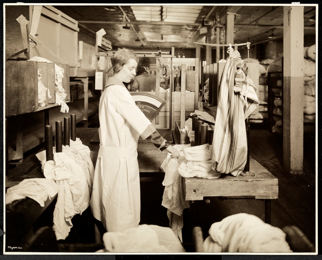 Mulheres etiquetando sacos de roupa na lavanderia Carolyn em 111 ast 128th Street, East Harlem, Nova York, 1928 (impressão de gelatina de prata) de Byron Company