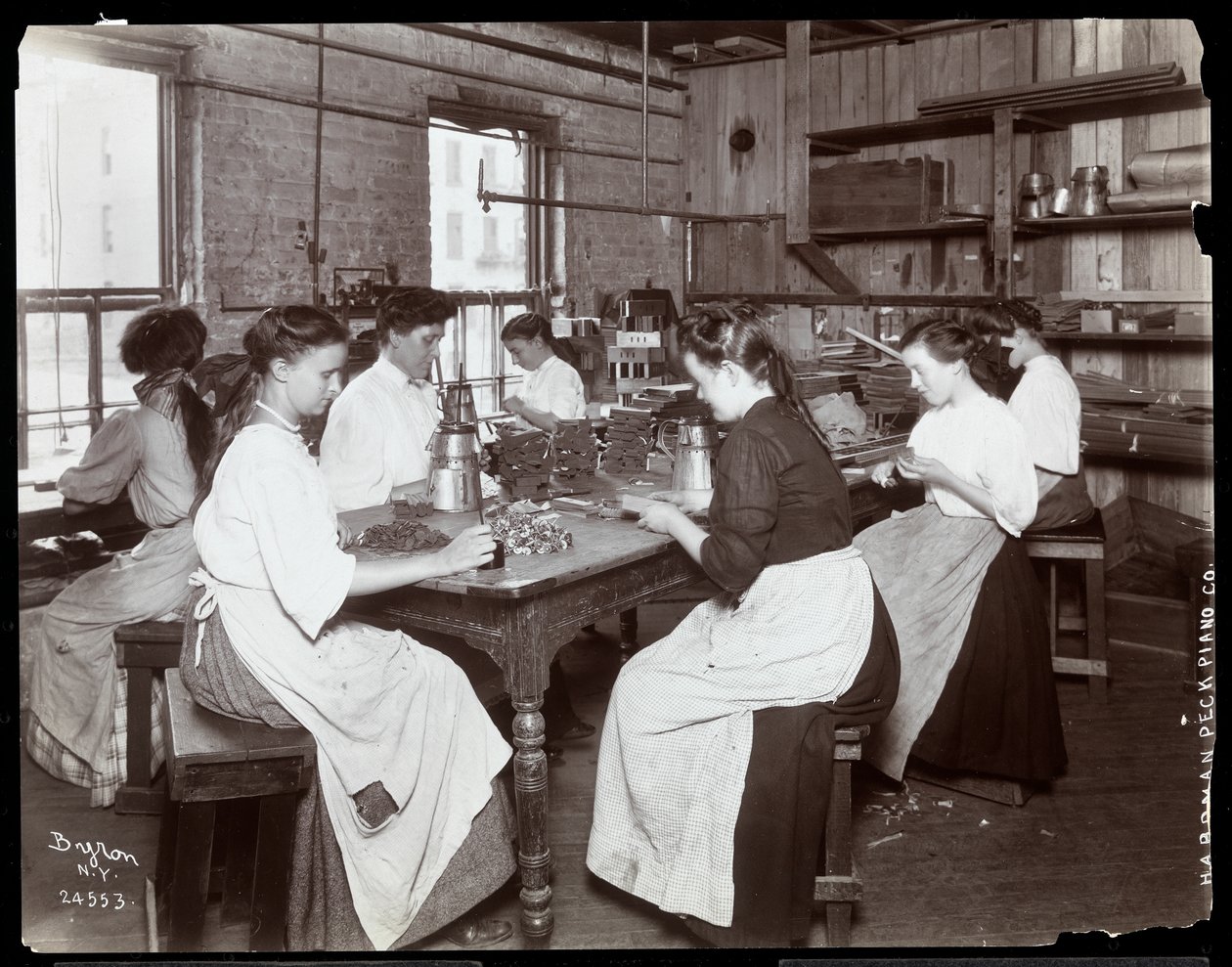 Mulheres que trabalham na fábrica de pianos Hardman, Peck und Co., Nova Iorque (impressão em gelatina prateada) de Byron Company