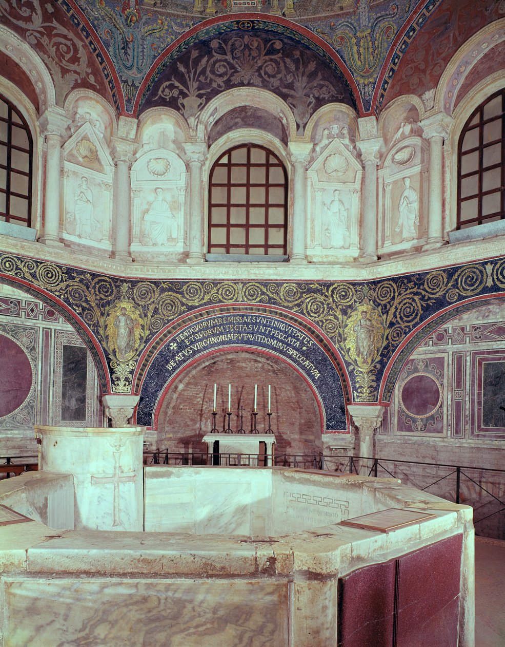 A abside com a pia batismal de Byzantine