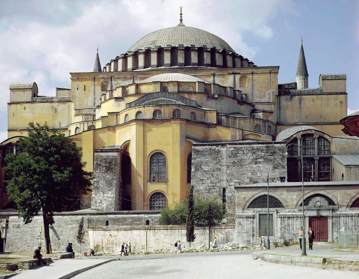 Vista exterior da cúpula, 532-37 de Byzantine School