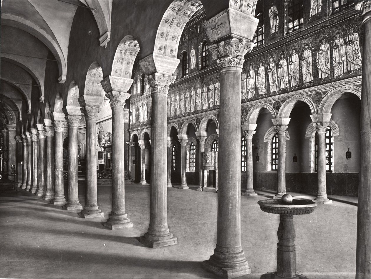 Vista interior da nave com mosaicos representando a procissão dos mártires de Byzantine School