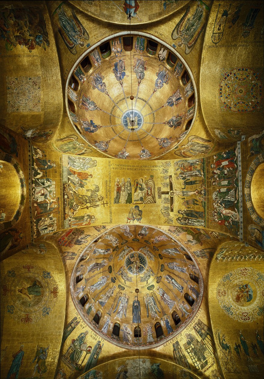 Arquitectura bizantina: vista das cúpulas com mosaicos sobre um fundo dourado (estilo românico e bizantino) ilustrando o Pentecote (1250-1300) e a Ascensão (início do século XIII). Basílica de São Marco (Basílica de São Marco) Veneza de Byzantine