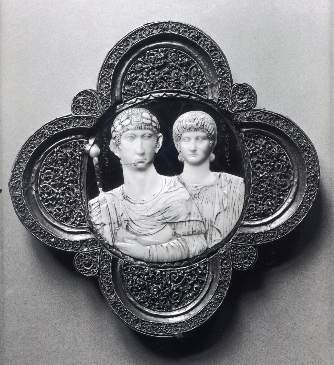 Cameo representando o imperador Honório (395-423) e sua esposa, Maria (marfim e metal) (ver também 189590) de Byzantine