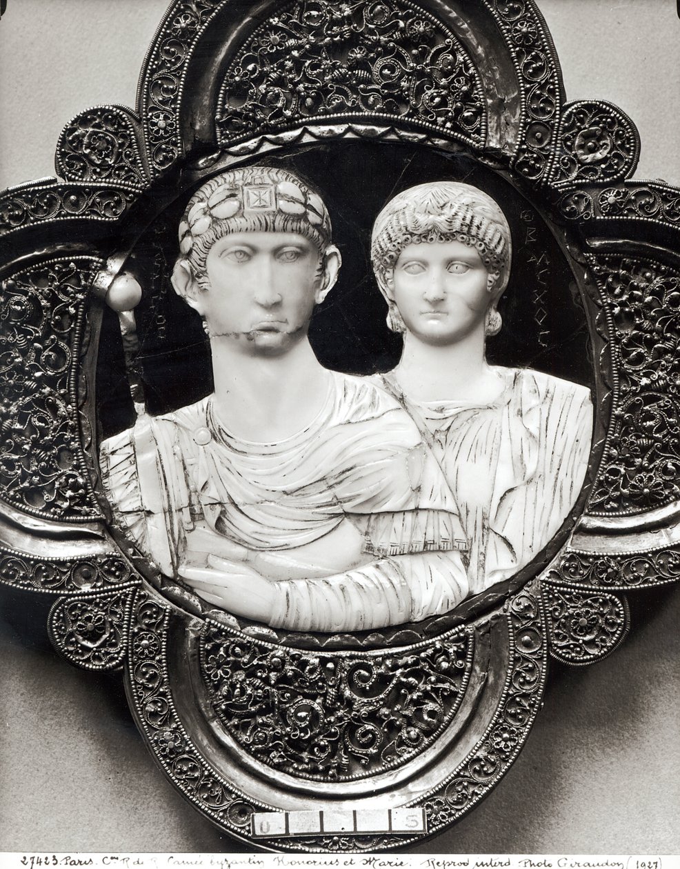 Cameo representando o imperador Honório (395-423) e sua esposa, Maria (marfim e metal) (ver também 189591) de Byzantine