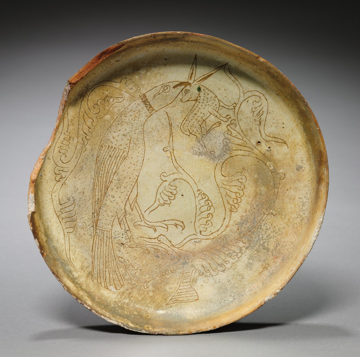 Placa profunda com gavião, coelho e folhagem, 1100s de Byzantine