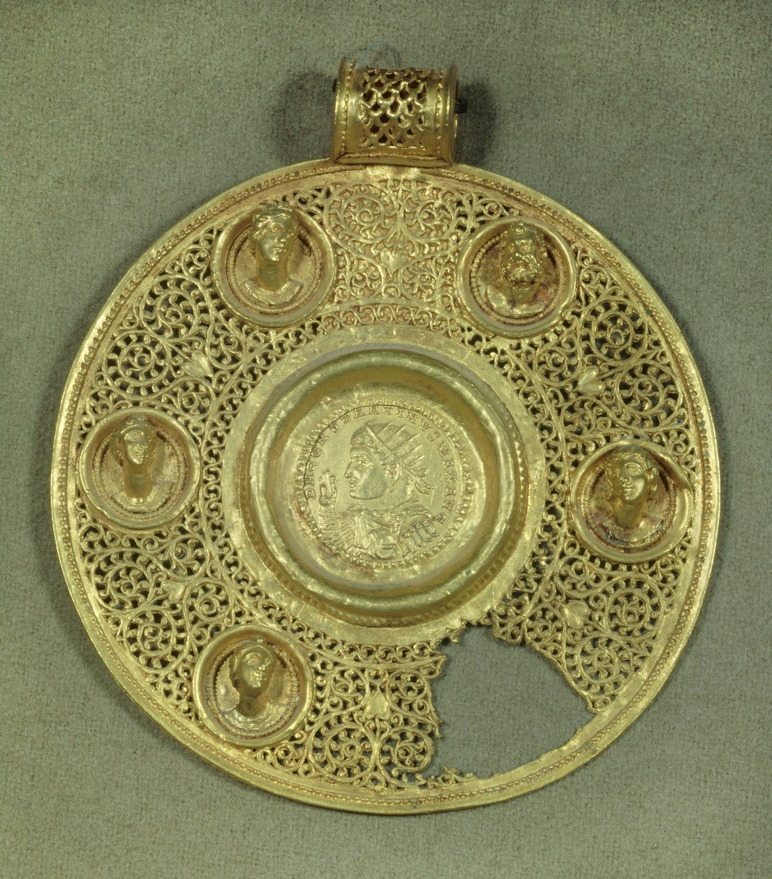 Medalhão circular de ouro: solidus de Constantino I o Grande (270-337 d.C.) ataca em Sirmium no ano 321 d.C., numa moldura interrasil de opus, adornada com 5 bustos em relevo. Século IV d.C. Sol 0,092 m Paris, Musee du Louvre de Byzantine