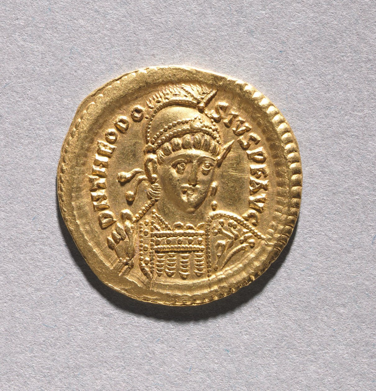 Sólido de Teodósio II e Valentiniano III de Byzantine