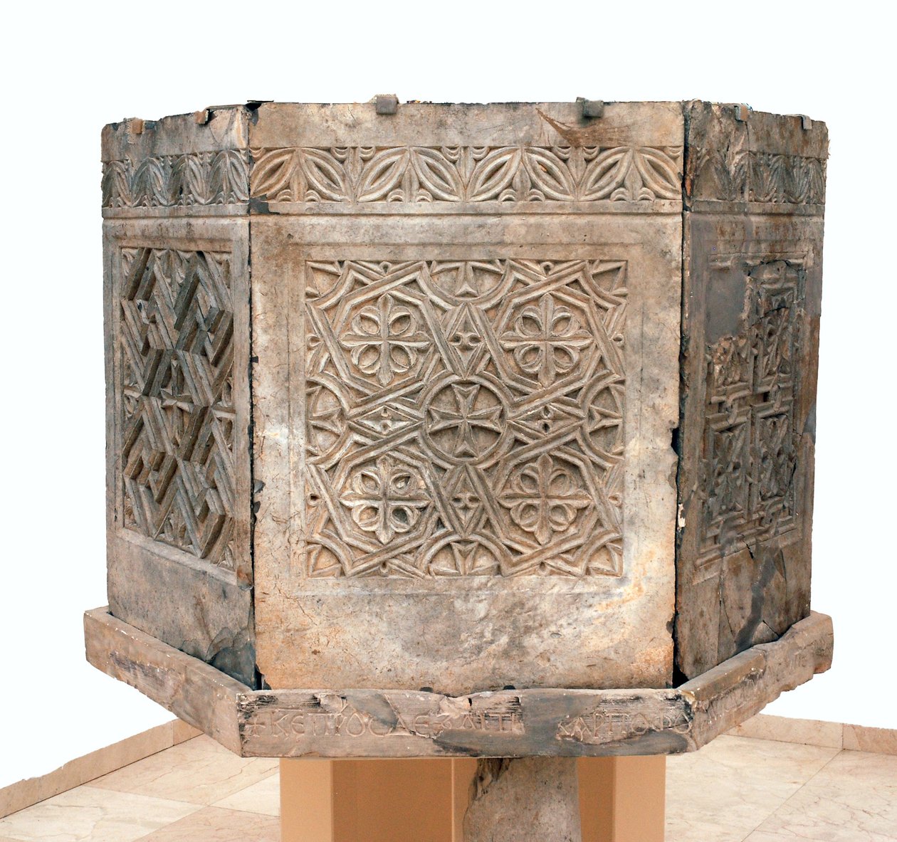 Ambo da igreja bizantina de São Teodoro, Beit Sila, Jerusalém, século 6 dC (pedra betuminosa) de Byzantine Byzantine