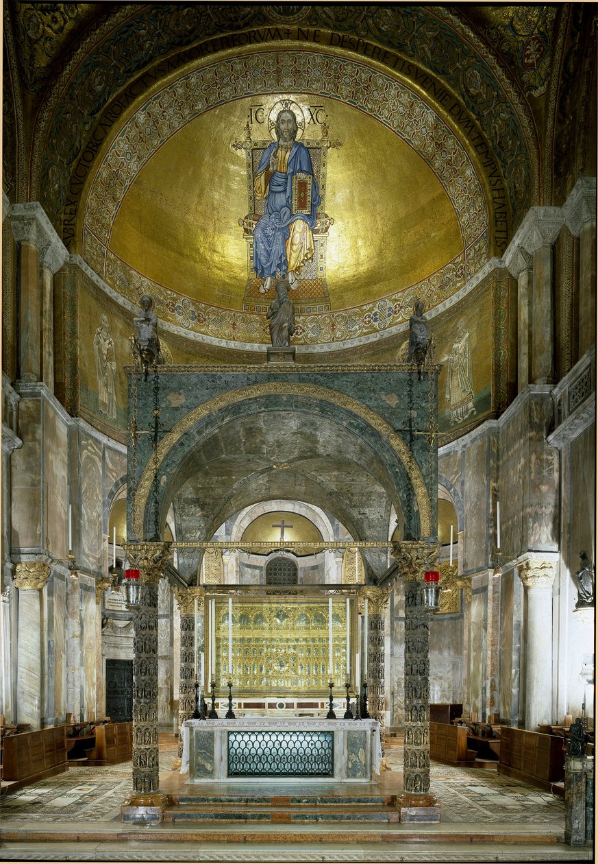 Arquitectura bizantina: o presbitério. O altar-mor, o cibório com colunas de albaster (entre os séculos V e XIII), as capitais (século XII) e o Pala d