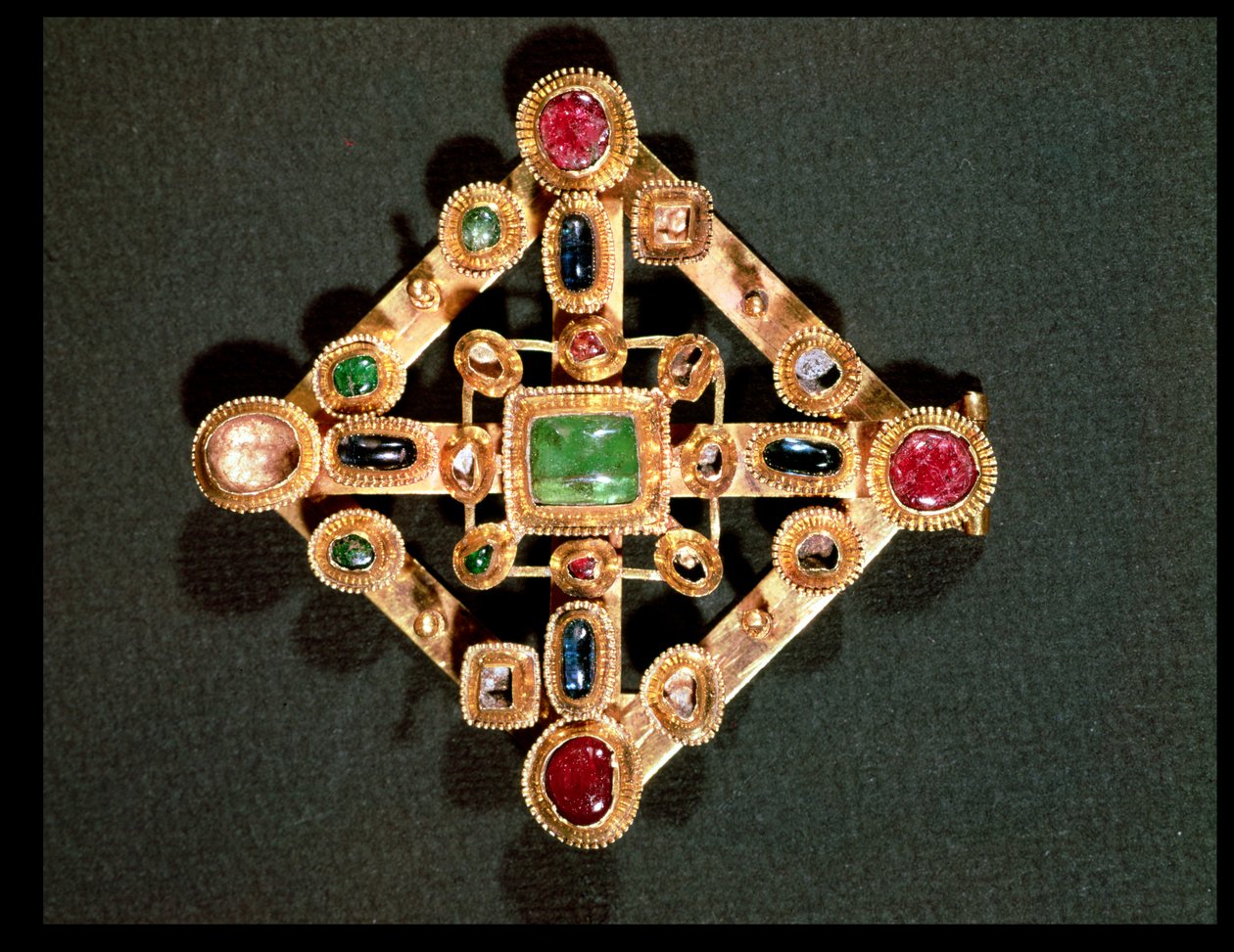 Broche em forma de cruz grega (ouro e pedras preciosas) de Byzantine School