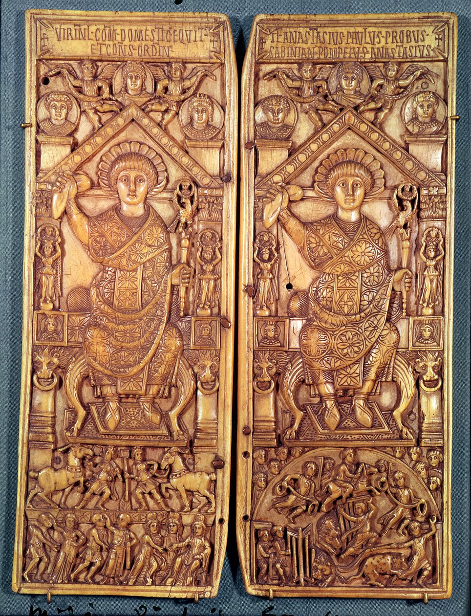 Diptípico consular de Anastácio (491-518) esculpido em Constantinopla, Theodosian Style, 517 AD de Byzantine School