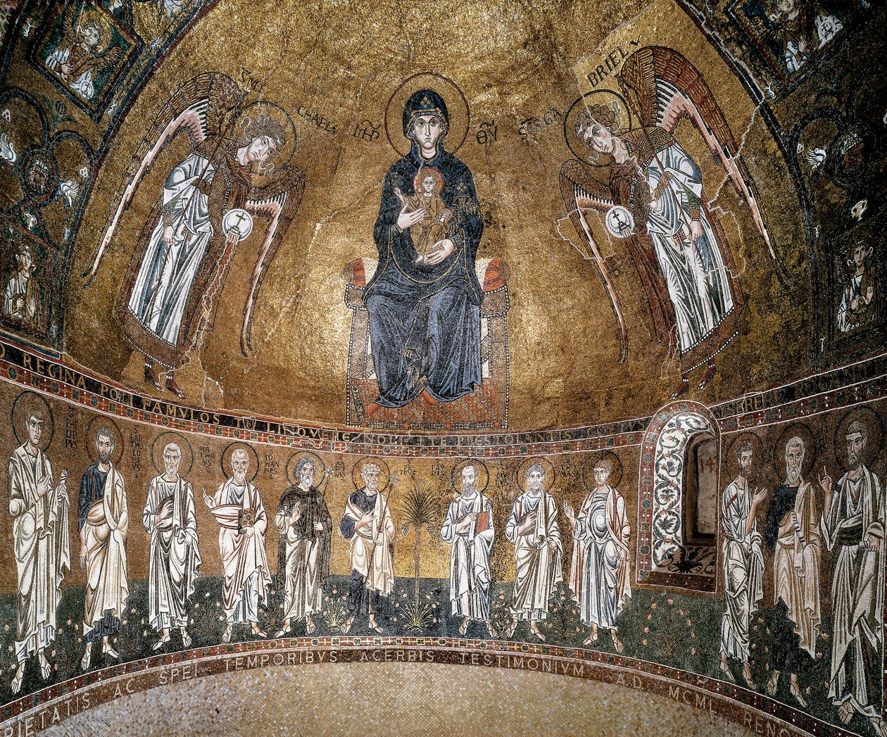 Virgem antonizada com arcanjos e apóstolos (mosaico) de Byzantine School