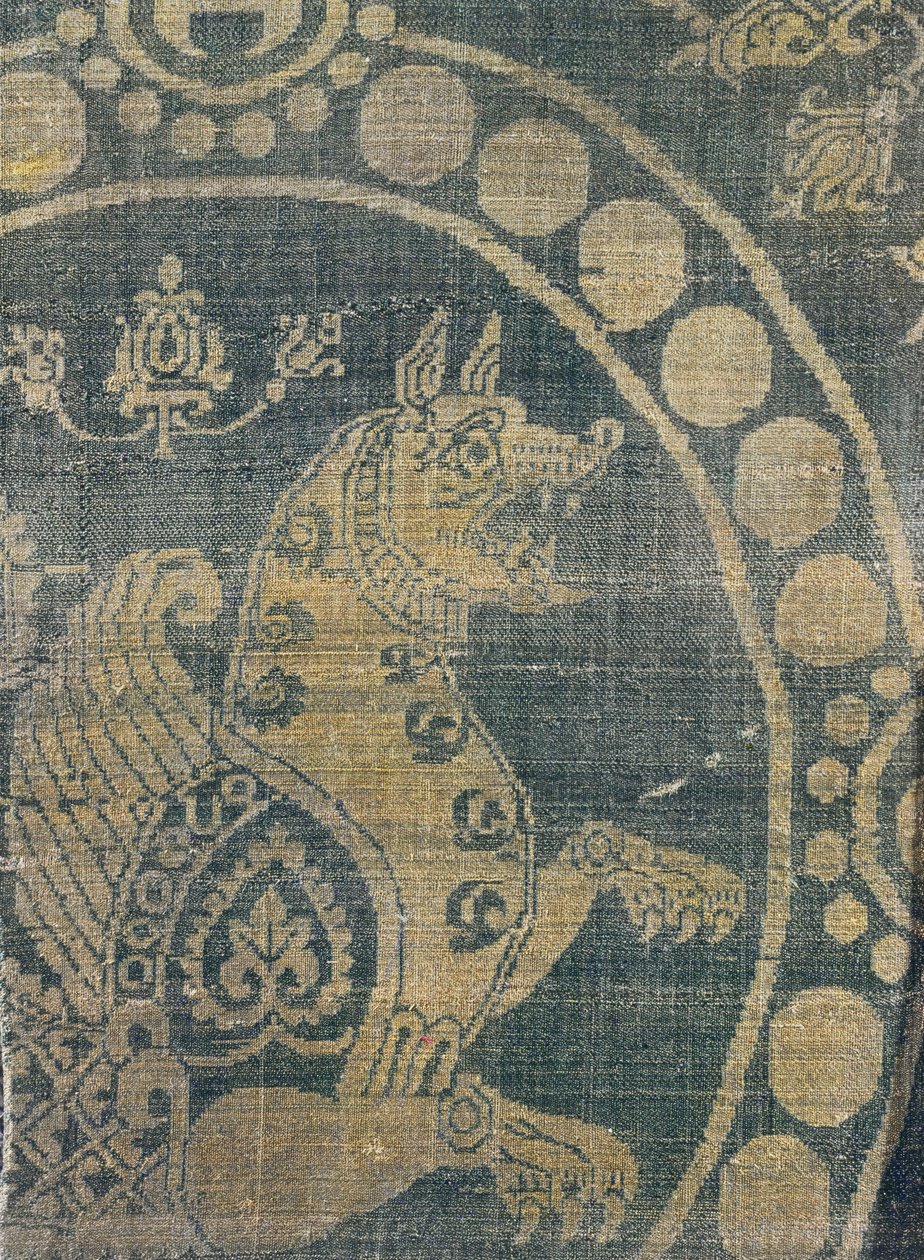 Tecido representando um simurgh em uma bordadura frisada, de Constantinopla (seda) (detalhe) de Byzantine School