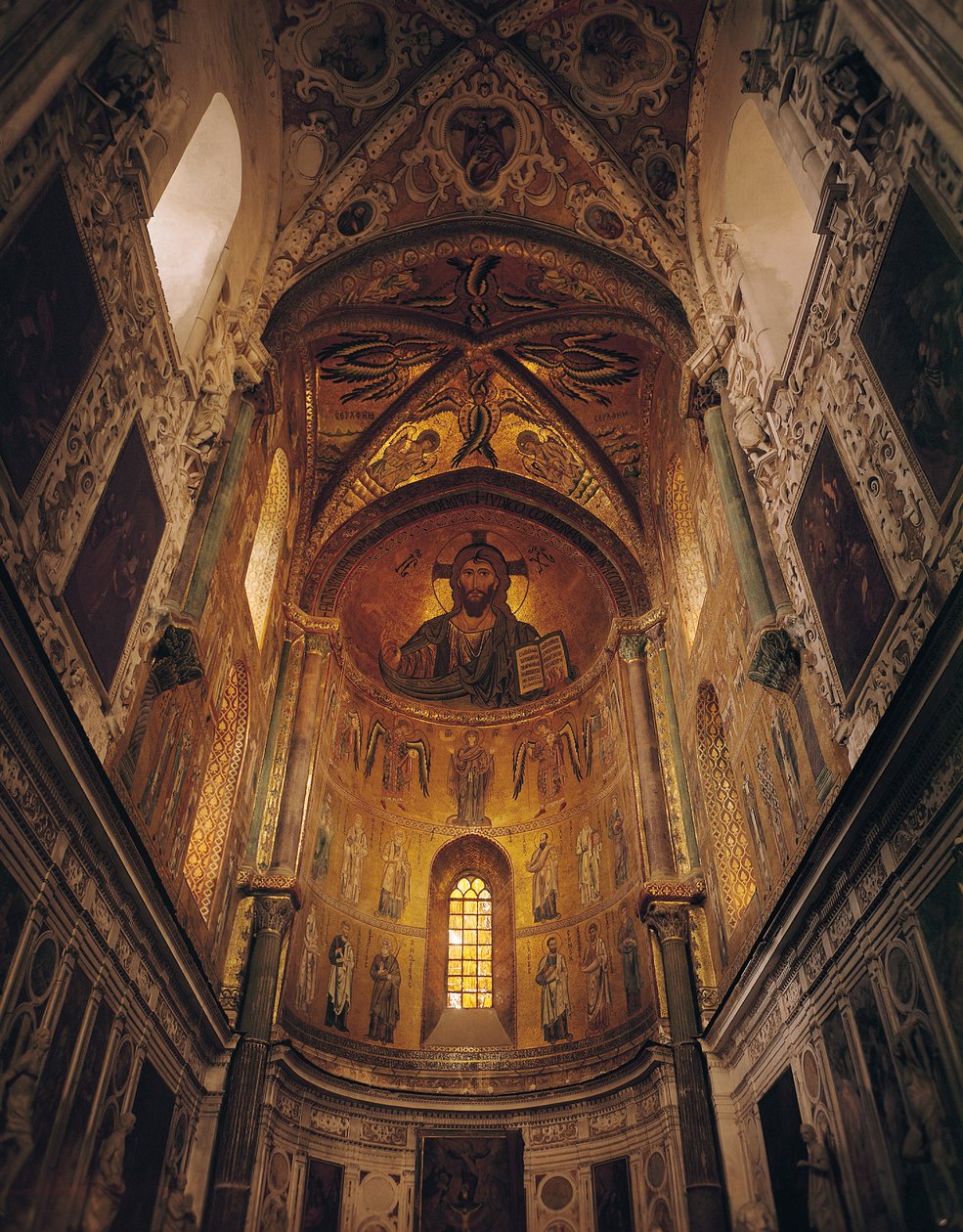 Vista da abside com o Cristo Pantocrator e a Virgem em oração cercada pelos Arcanjos e Apóstolos, 1148 (foto) (ver também 97197) de Byzantine School