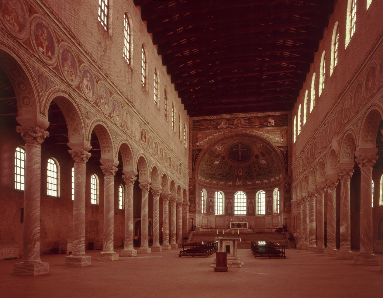 Vista da nave e do altar de Byzantine School