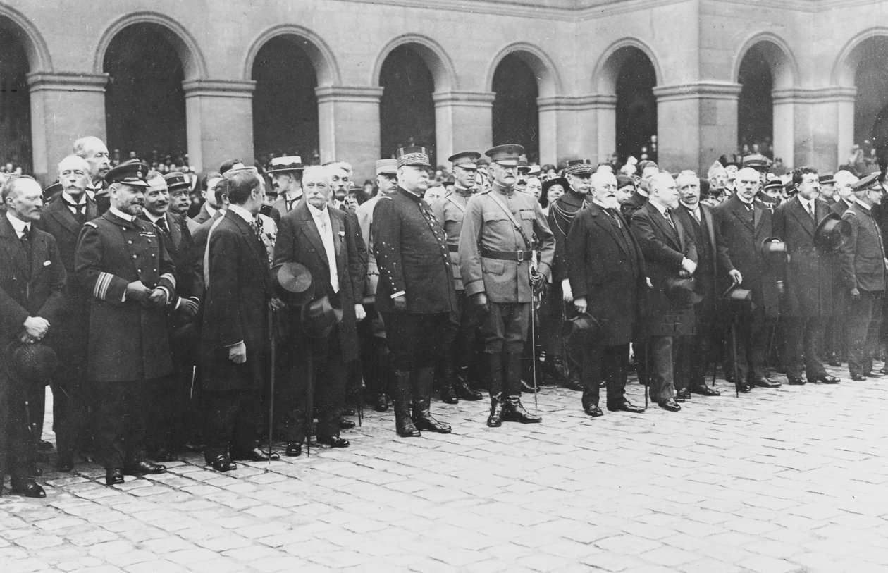 O marechal Joffre, o general Pershing e o presidente Poincaré saudaram o primeiro contingente de tropas americanas a chegar à França, no Hôtel des Invalides, Paris, 4 de julho de 1917 de C. Chusseau Flaviens