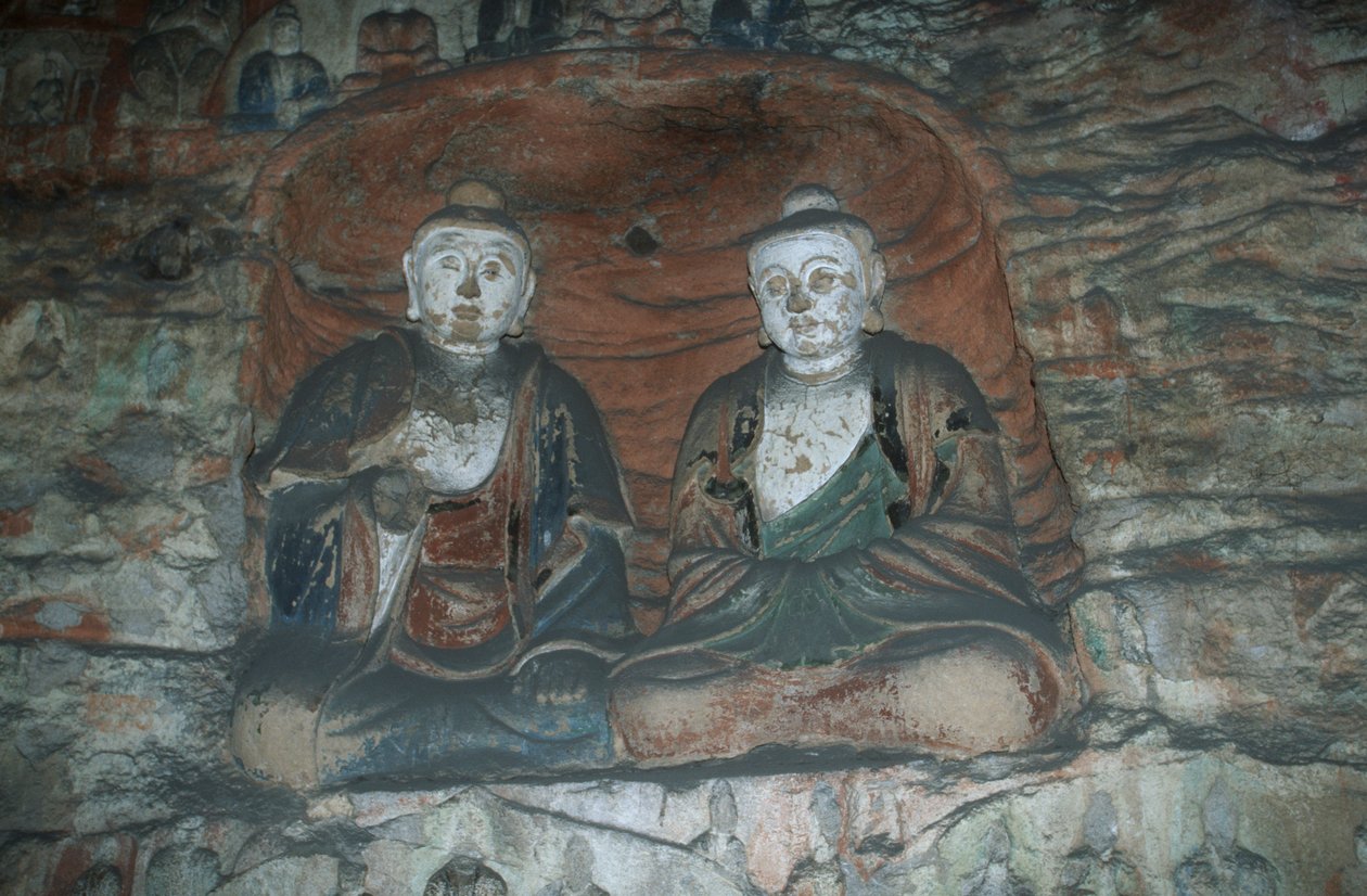 China, província de Shanxi, estátuas de Buda em Yungang Grottoes de J.B. and Brown J. Rowbotham