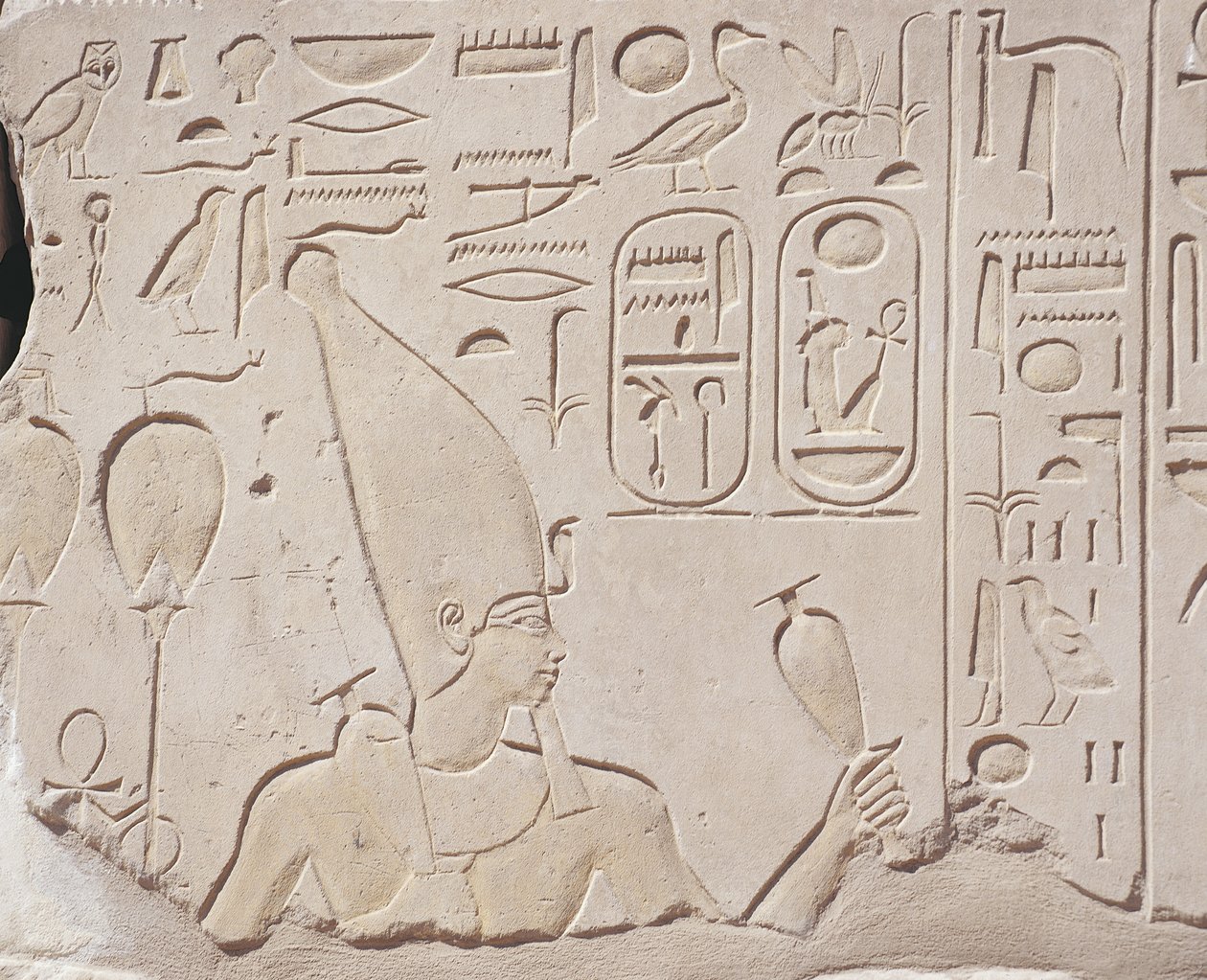 Egipto, Karnak, Capela Tinto de Hatshepsut, alívio da oferta de vinho a Hatshepsut de J.B. and Brown J. Rowbotham