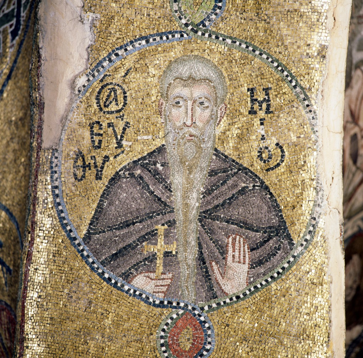 Santo, mosaico em katholikon (igreja principal) do mosteiro de Nea Moni (Lista do Património Mundial da Unesco) de J.B. and Brown J. Rowbotham