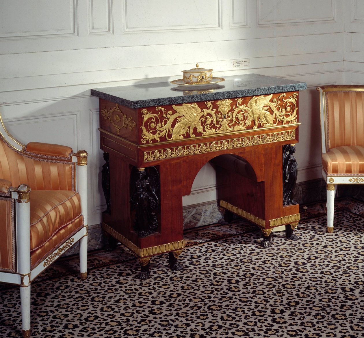 Primeiro Império do Mobiliário: o escritório do impressor Josephine de Beauharnais (1763-1814) realizado pelos irmãos Jacob (século XIX) após os desenhos de Charles Percier e Pierre Fontaine. 1800 Versailles, Grand Trianon de C. and Fontaine P. Percier