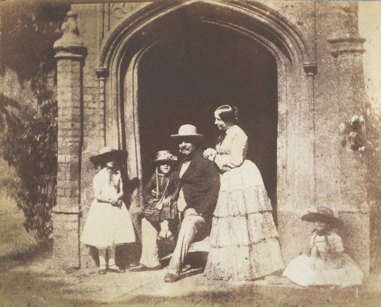 Retrato de grupo familiar posado na entrada, final da década de 1840. de Calvert Jones