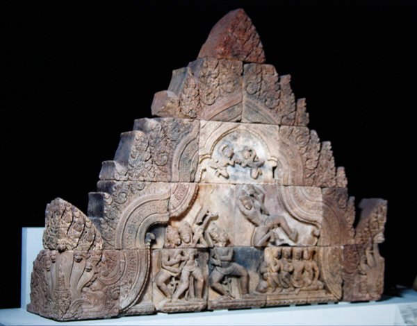 Pedestal de uma gopura de Banteay Srei, Camboja, c.967 (arenito) de Cambodian School