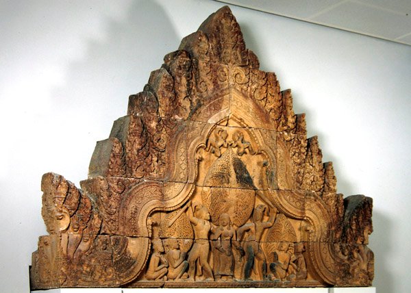 Pedestal de uma gopura de Banteay Srei, Camboja, c.967 (arenito rosa) de Cambodian School
