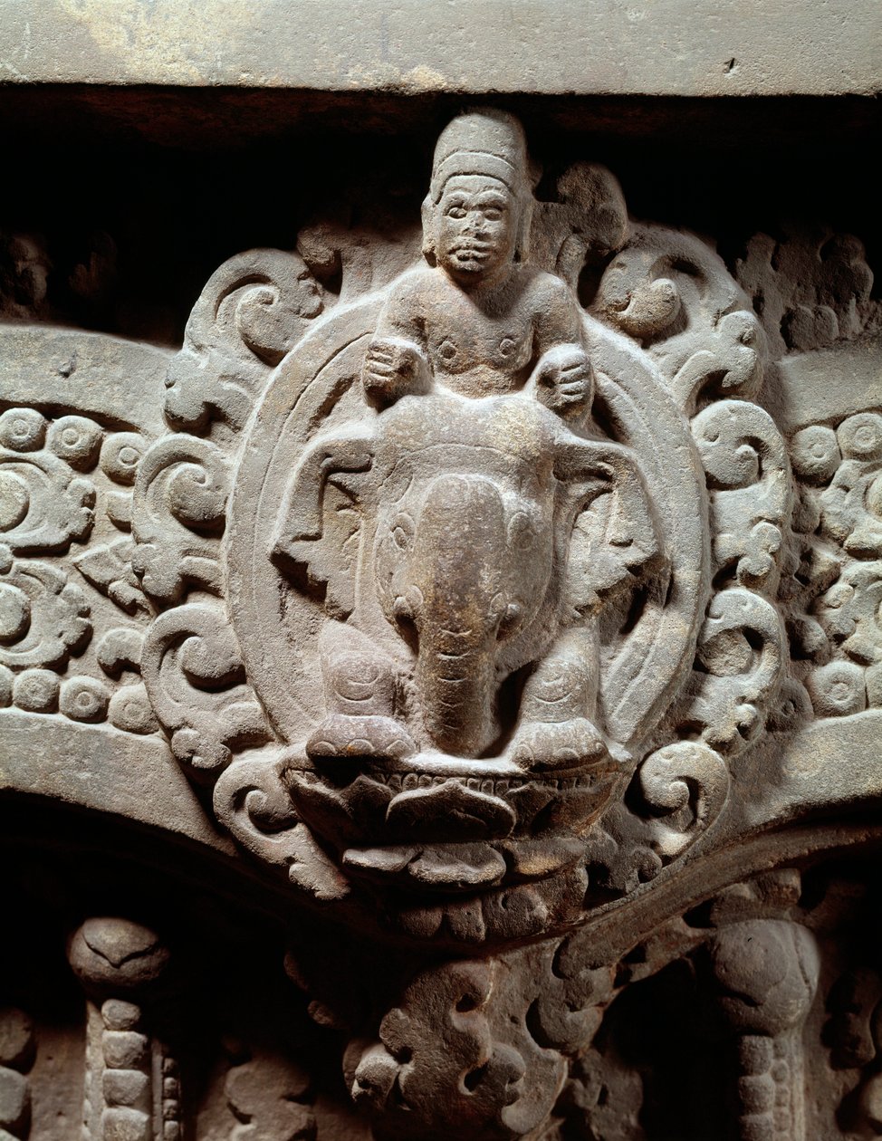 Arte Khmer: "O deus Indra no centro de Airavana e o Marut, os deuses da tempestade e do vento" Lintel de pedra ao estilo de Sambor Prei Kuk (600-650). do Camboja. Paris, Museu Guimet, Museu Nacional de Artes Asiáticas de Cambodian