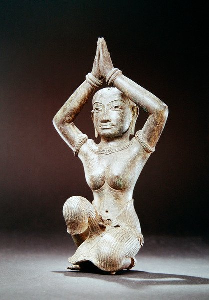 Mulher ajoelhada, segunda metade do século 11 (bronze com incrustações de prata e vestígios de ouro) de Cambodian