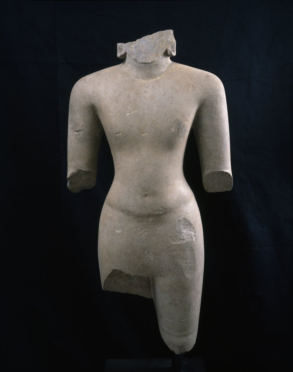 Torso de uma Divindade (provavelmente Vishnu), c. Século VII (grés) de Cambodian